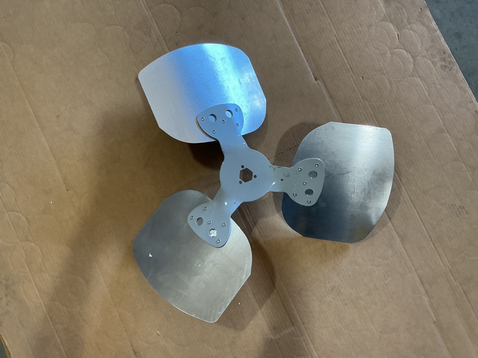 New LAU Parts 60557301 Fan Blade 3-Blade Dia-22″ Pitch-27″ 1140RPM – No Box