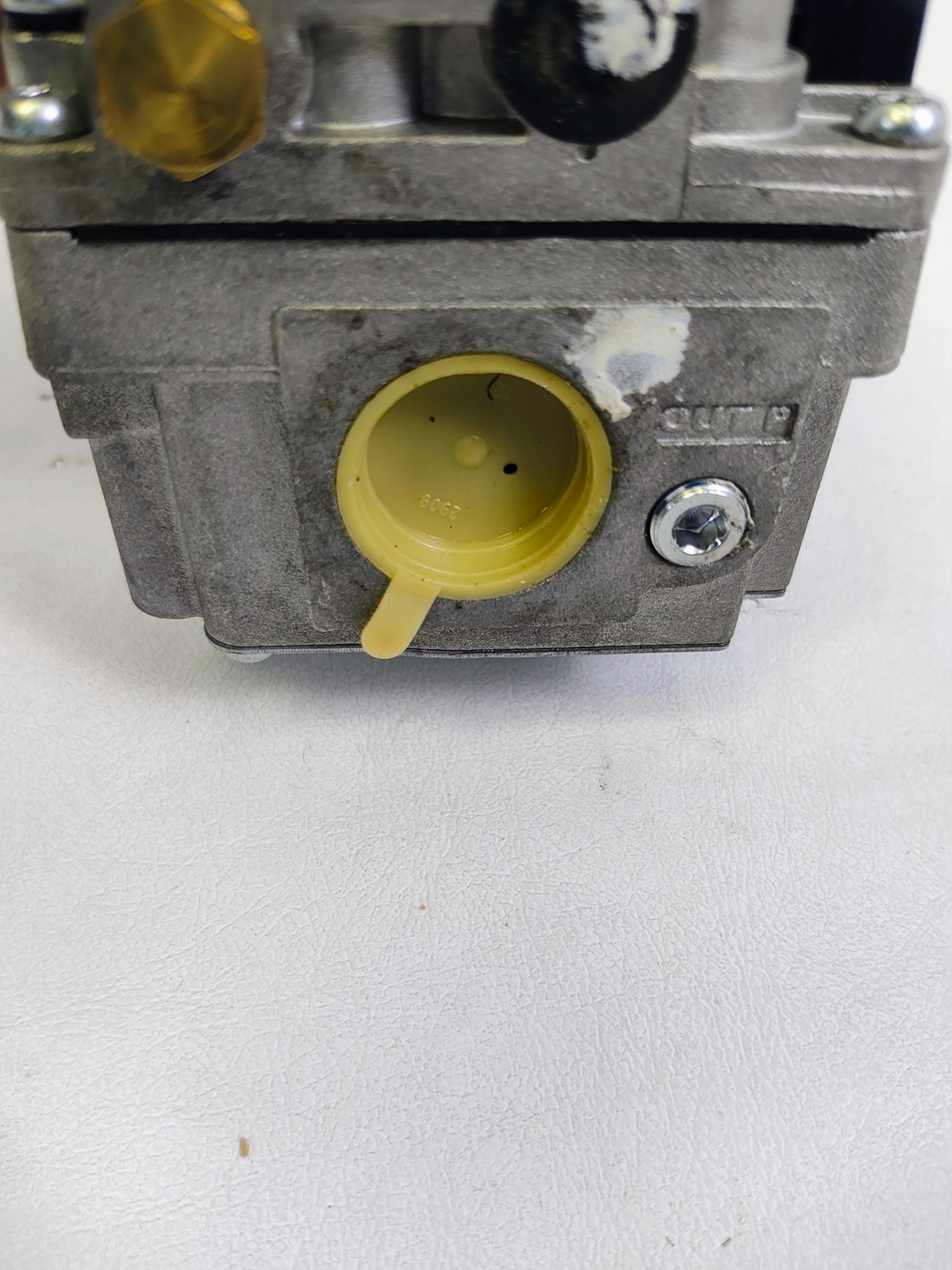 White-Rodgers Model 36H32-304 GAS VALVE UNUSED IN A WORN BOX