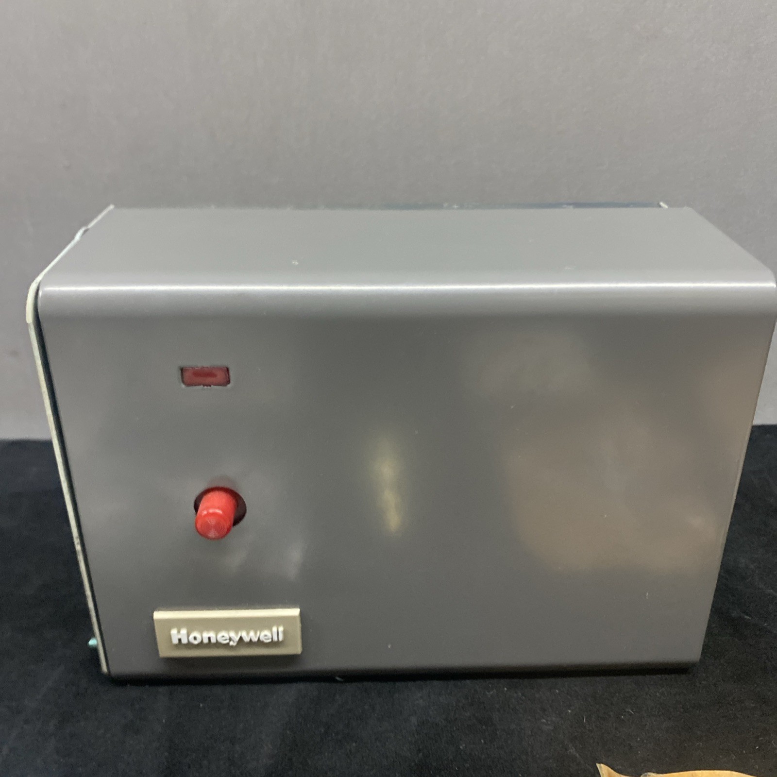 Honeywell R8182D 1111 Aquastat Protector/Relay Controller 120V.2A New Open Box