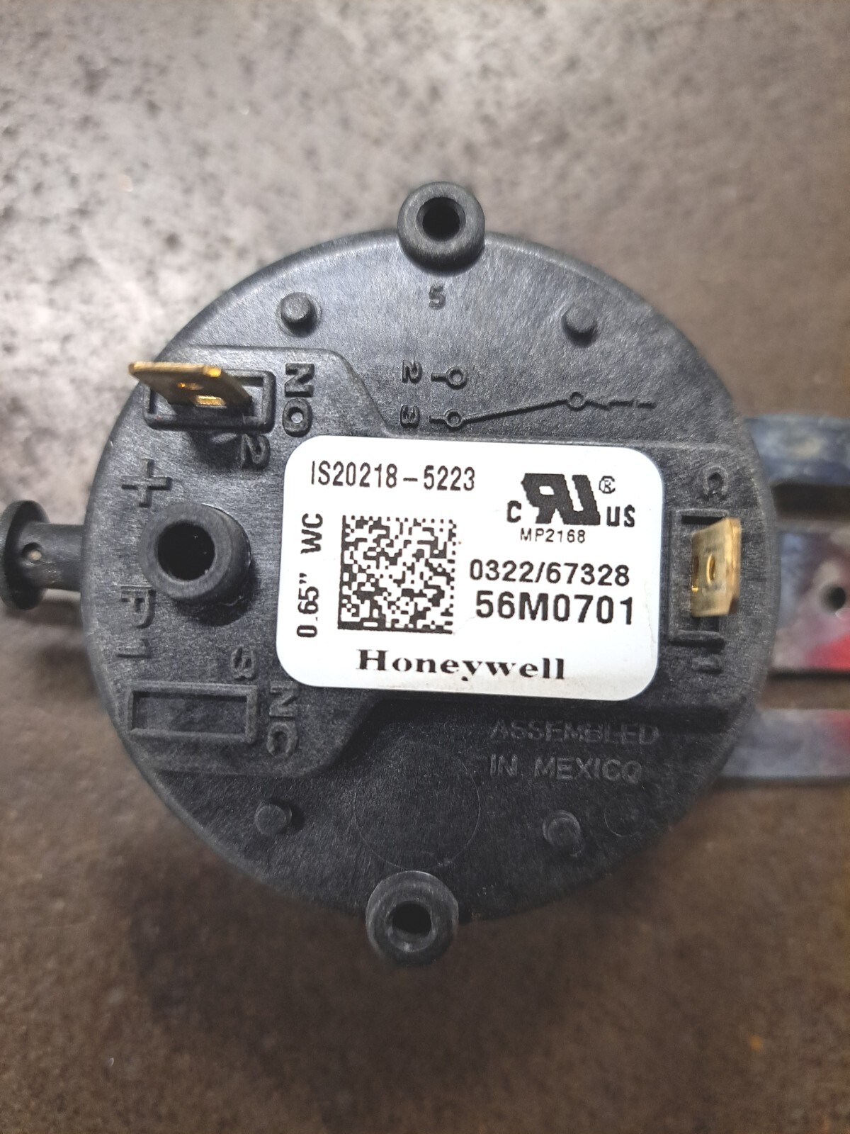 56M0701 / IS2018-5223 HONEYWELL FURNACE PRESSURE SWITCH USED .65″ W.C.