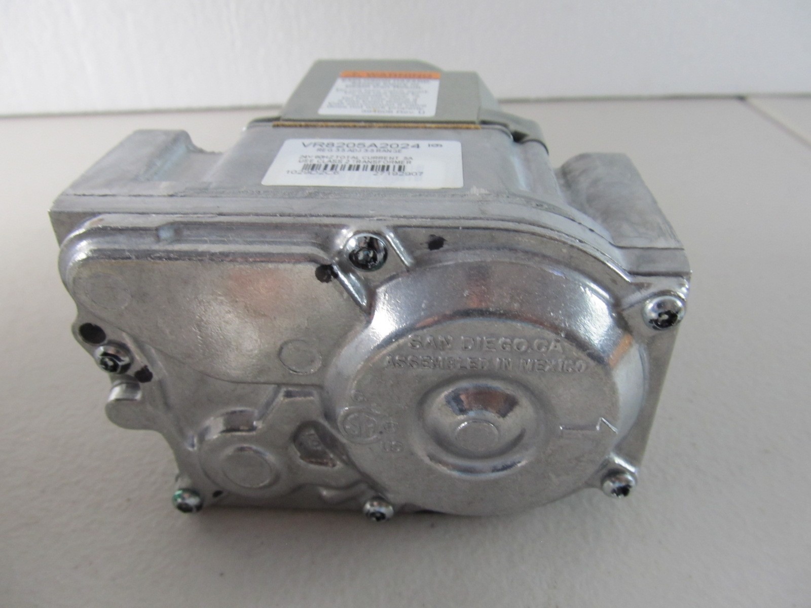 Honeywell VR8205A2024 Gas Valve Direct Ignition 24 VAC 1/2″ 150k BTU, NEW in Box
