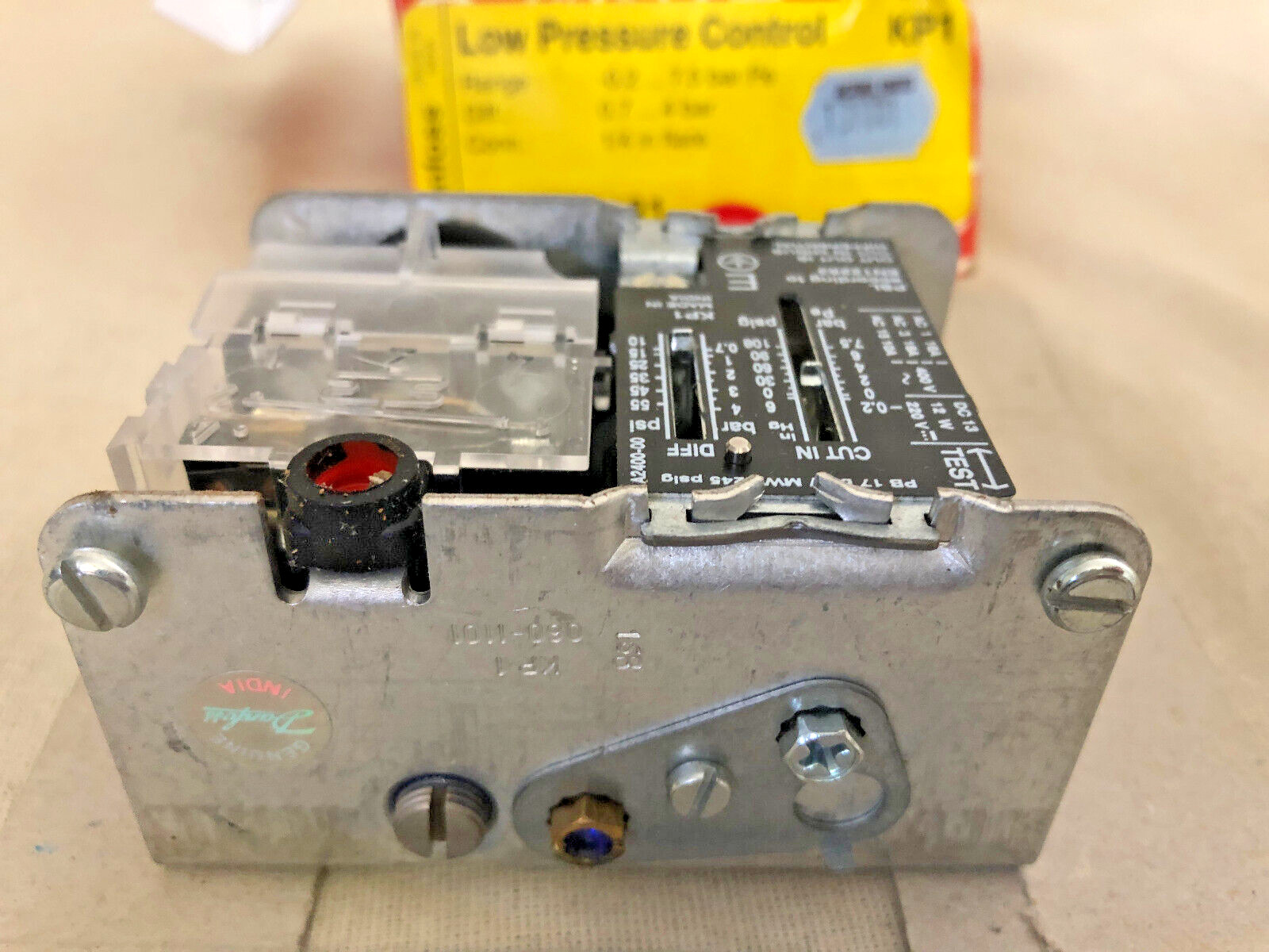 DANFOSS Low Pressure Control KP1 PN 060-110191 Range -0.2….7.5 Bar Pe 1/4″ Fla
