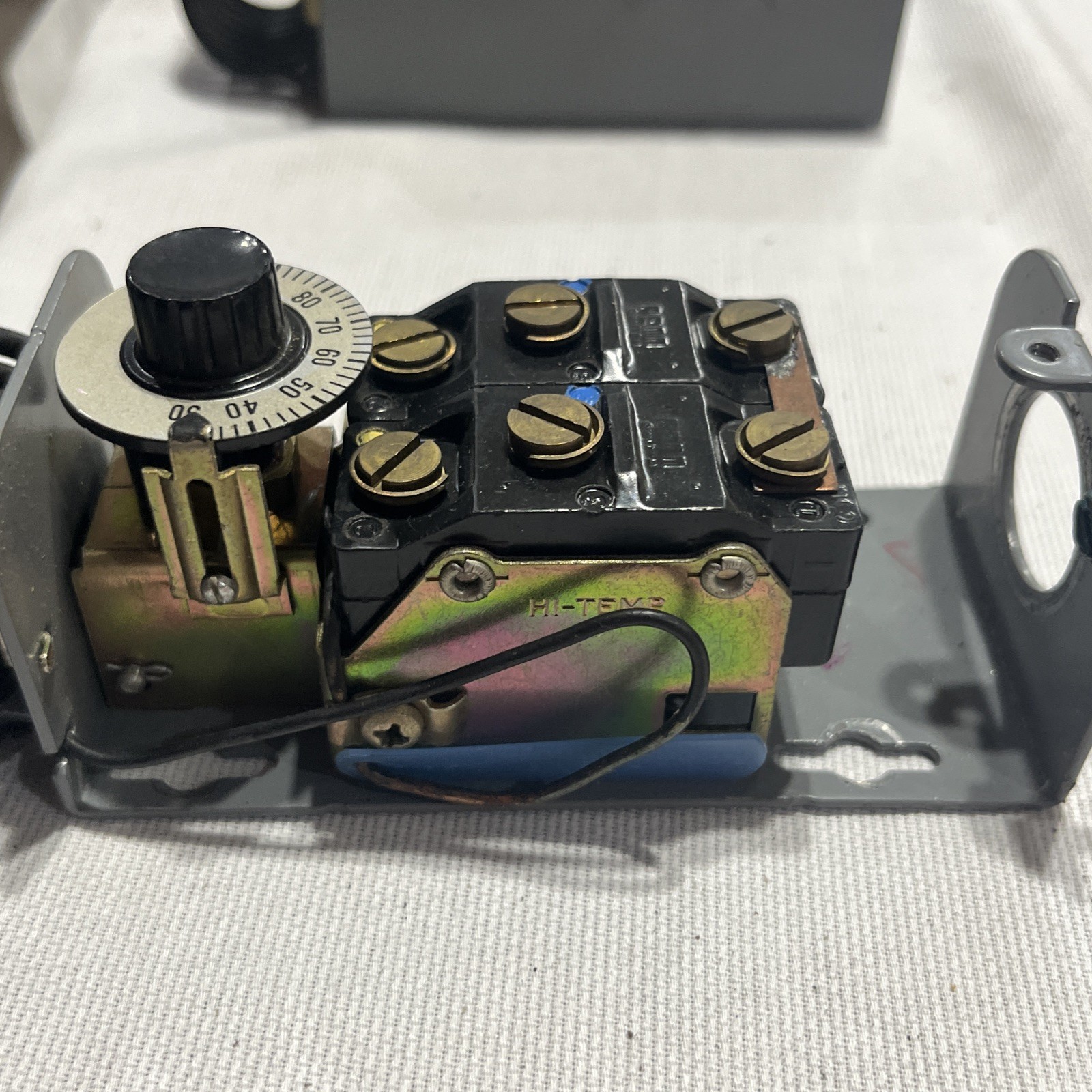 Dayton 2E206; line voltage mechanical thermostat. 24-600vac 30-110F