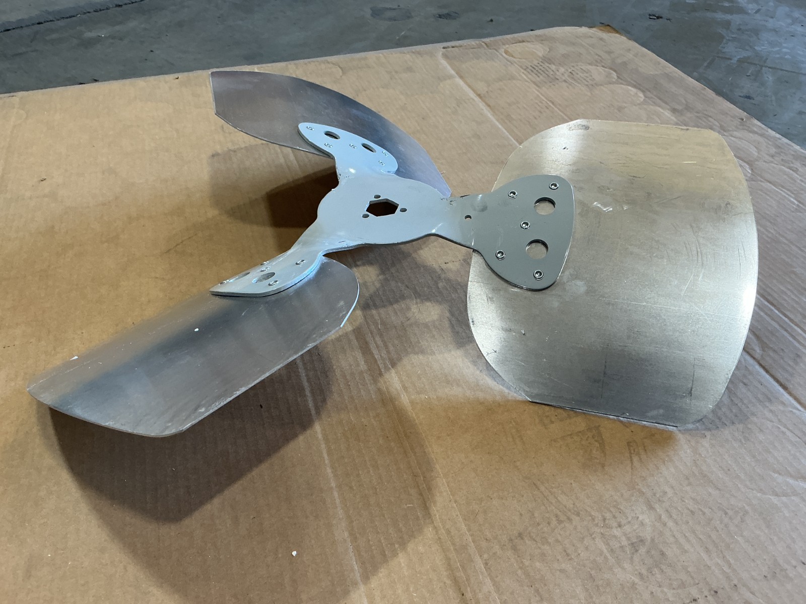 New LAU Parts 60557301 Fan Blade 3-Blade Dia-22″ Pitch-27″ 1140RPM – No Box