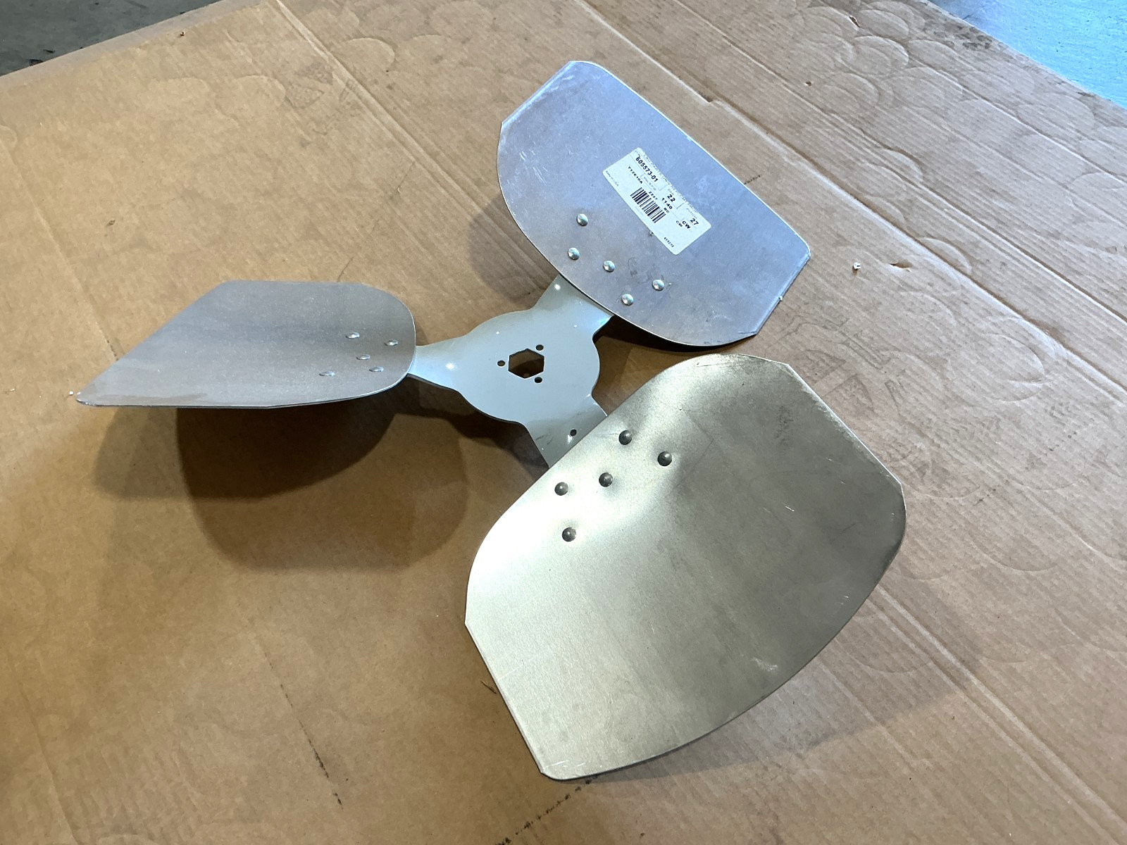New LAU Parts 60557301 Fan Blade 3-Blade Dia-22″ Pitch-27″ 1140RPM – No Box