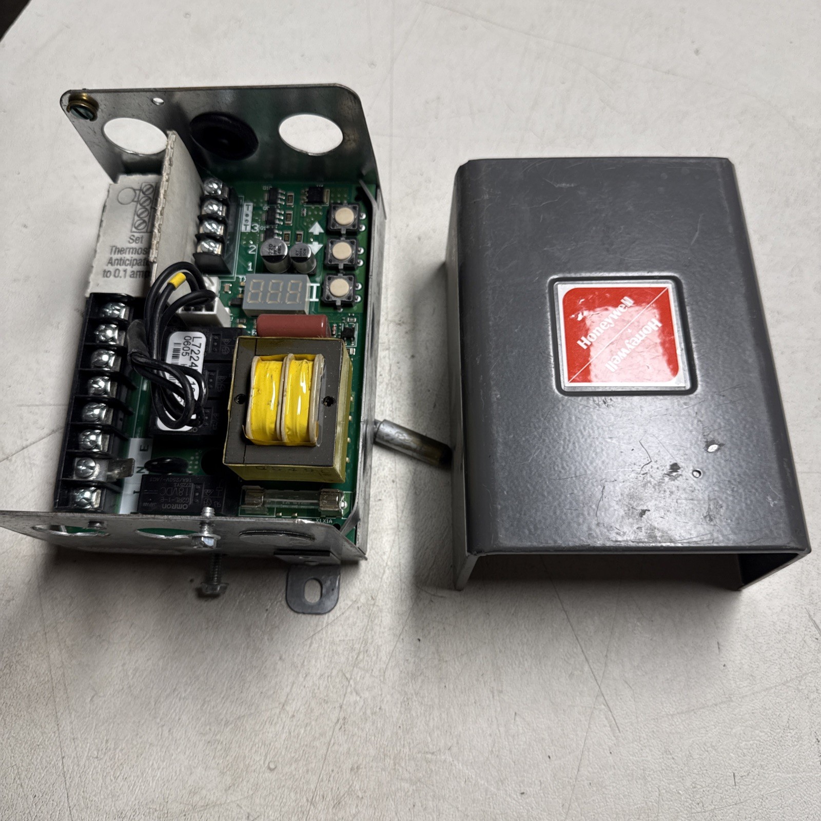 Honeywell L7224U 1002 Universal Electronic Oil Aquastat