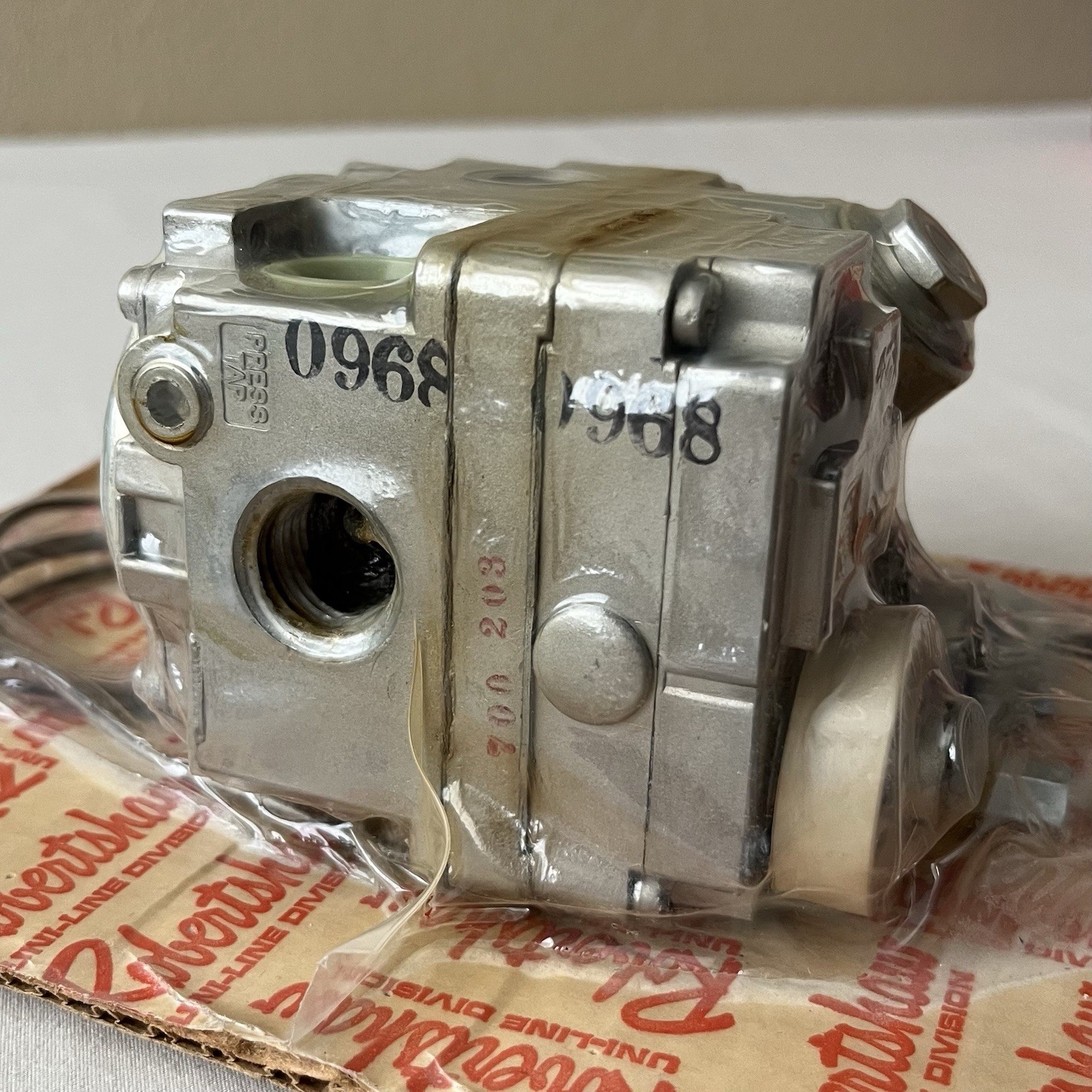 NOS Robertshaw Hydraulic Natural Gas Valve Controls 1/2″ In/Out VH 700 203