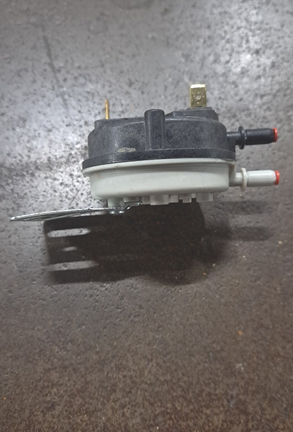 56M0701 / IS2018-5223 HONEYWELL FURNACE PRESSURE SWITCH USED .65″ W.C.