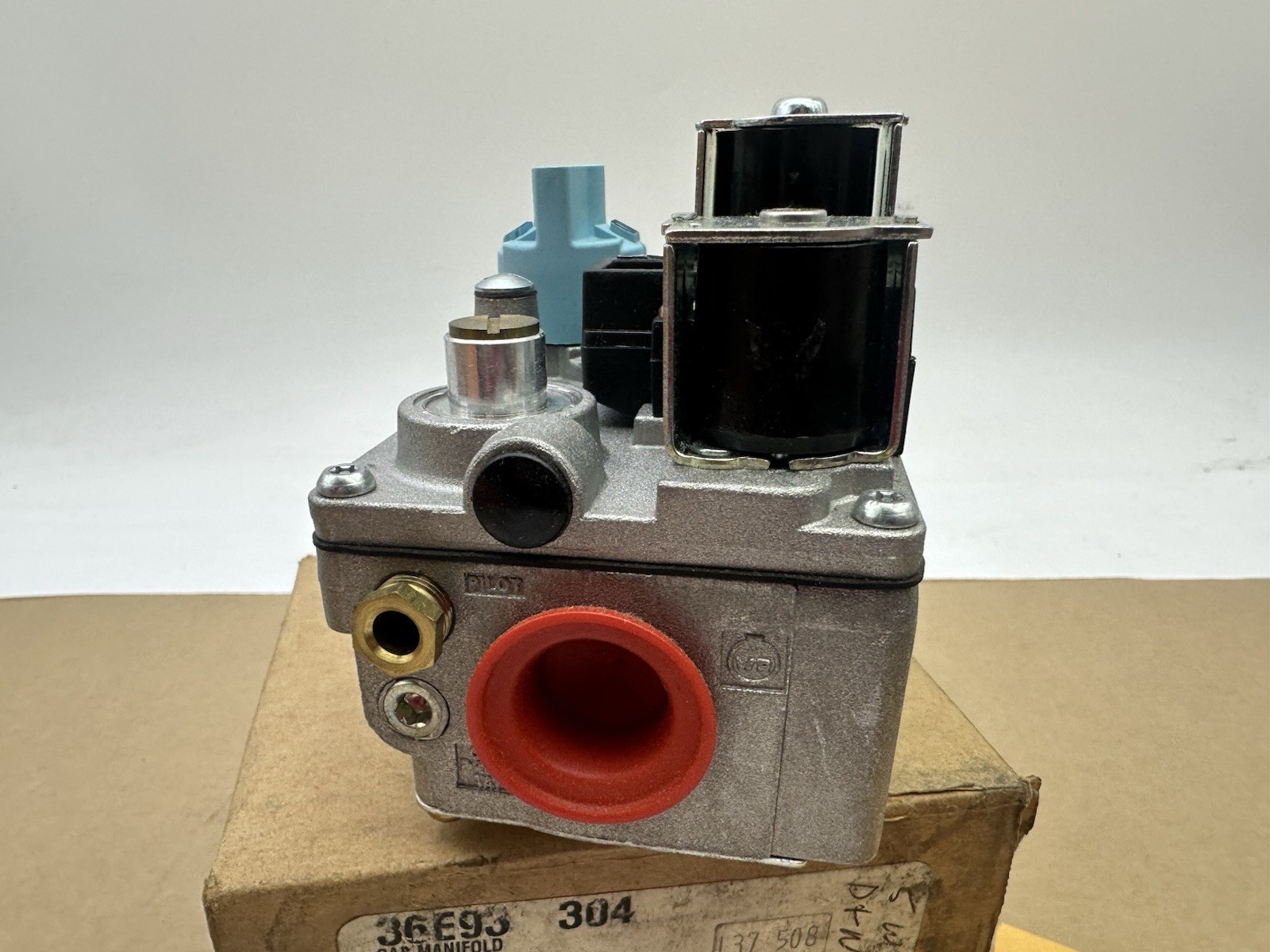 White Rodgers 36E93 304 Manifold Gas Valve New Old Stock In Box