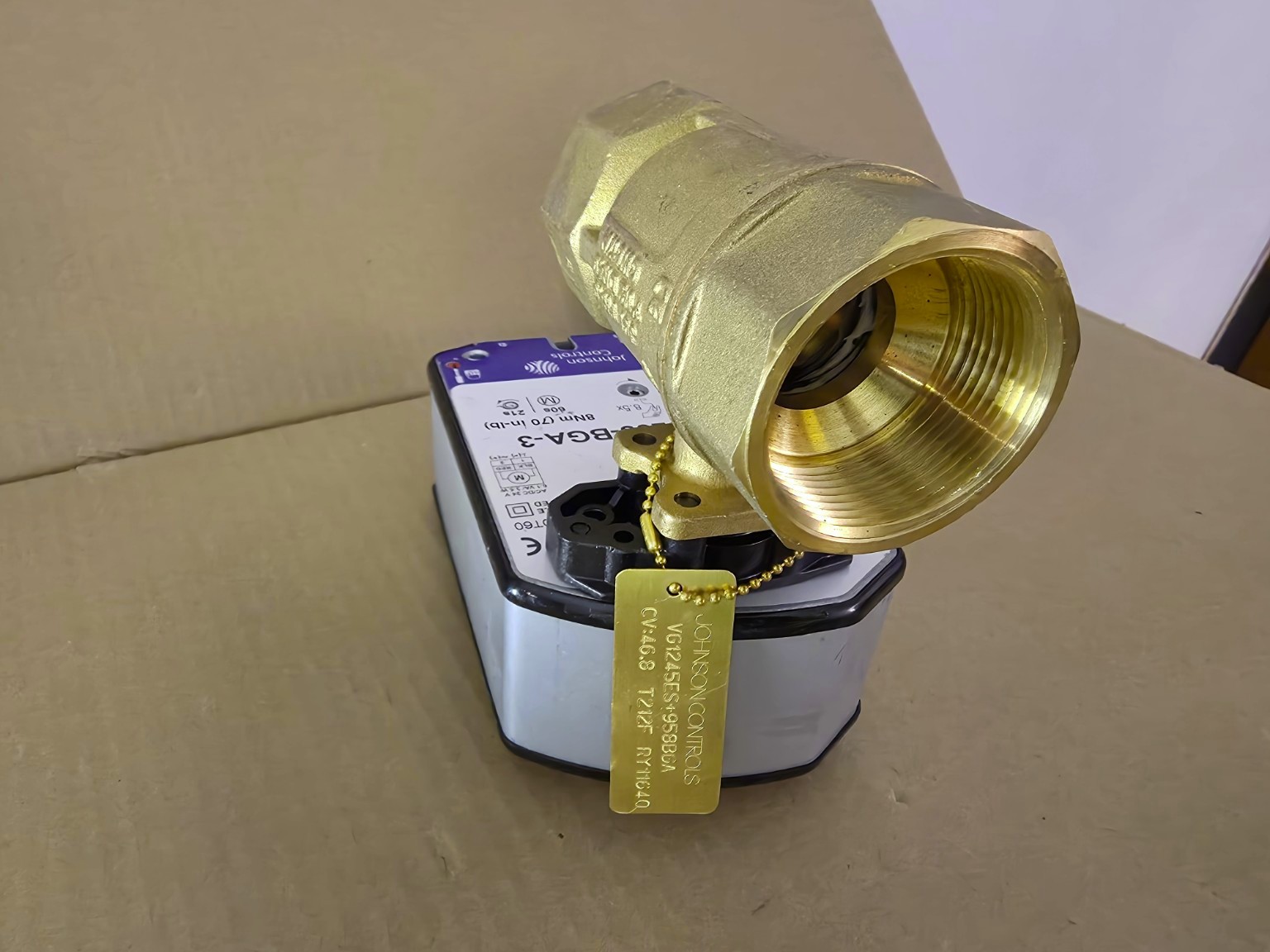 Johnson Controls VA9208-BGA-3 24V HVAC Actuated Ball Valve 2″ NPT Brass BAS