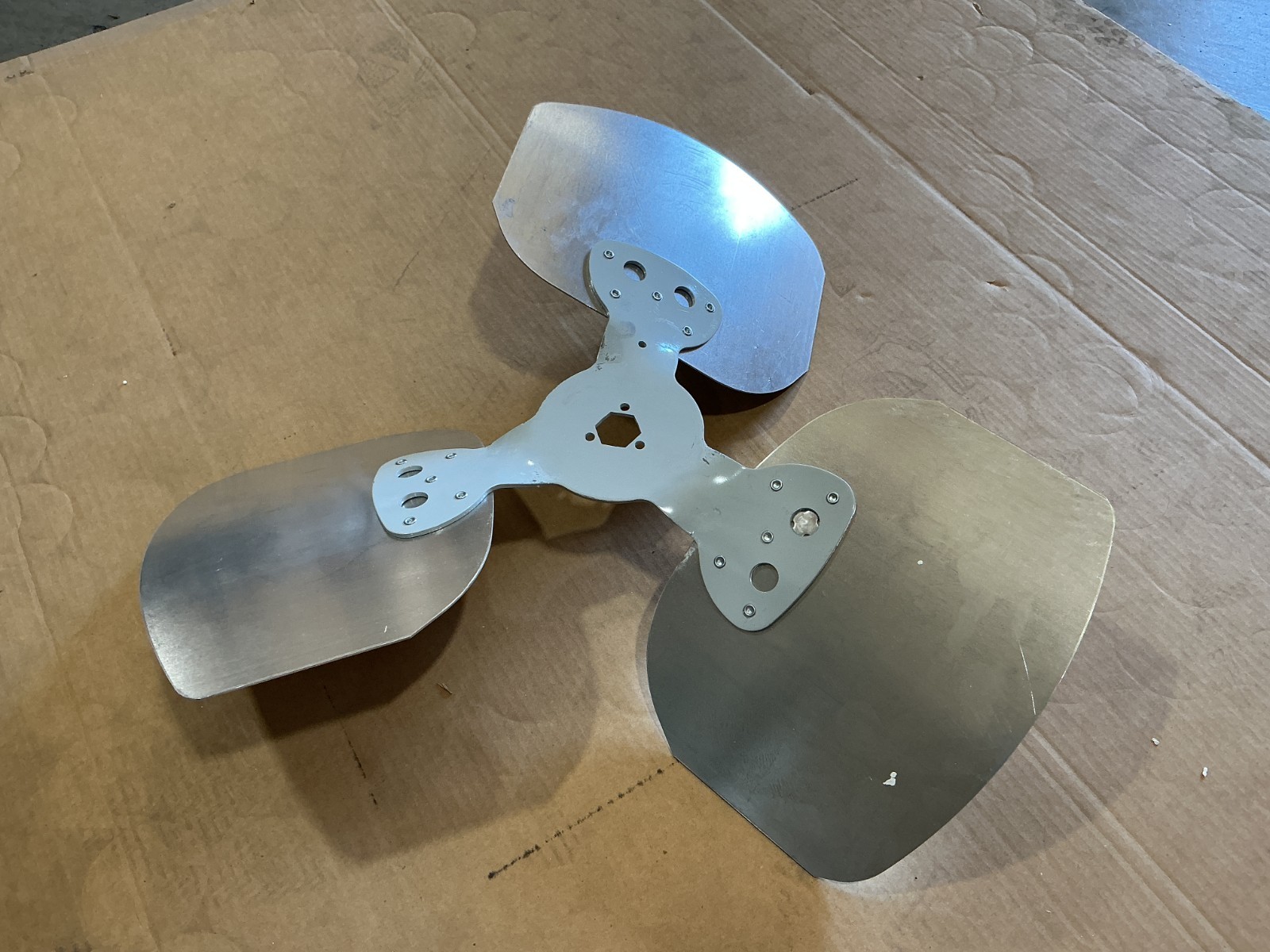 New LAU Parts 60557301 Fan Blade 3-Blade Dia-22″ Pitch-27″ 1140RPM – No Box