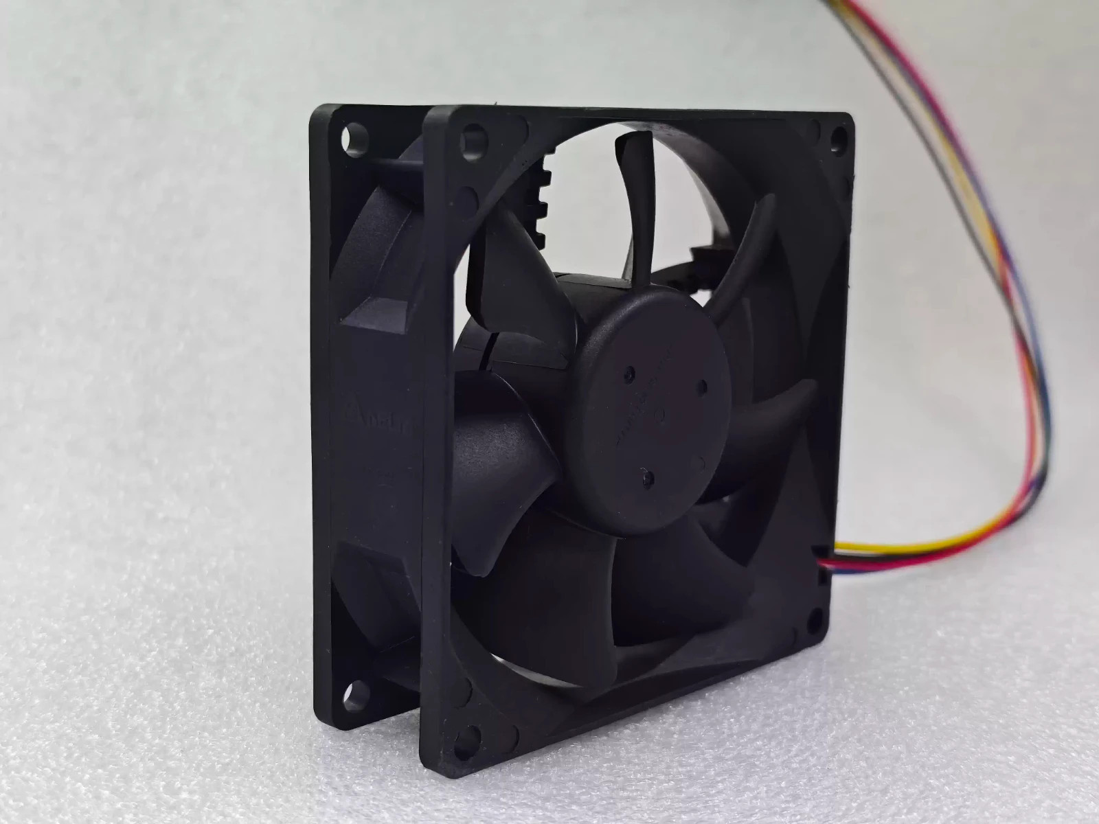 Delta QFR0812SH 12V DC 0.50A 8cm 4-wire PWM-controlled high-airflow cooling fan