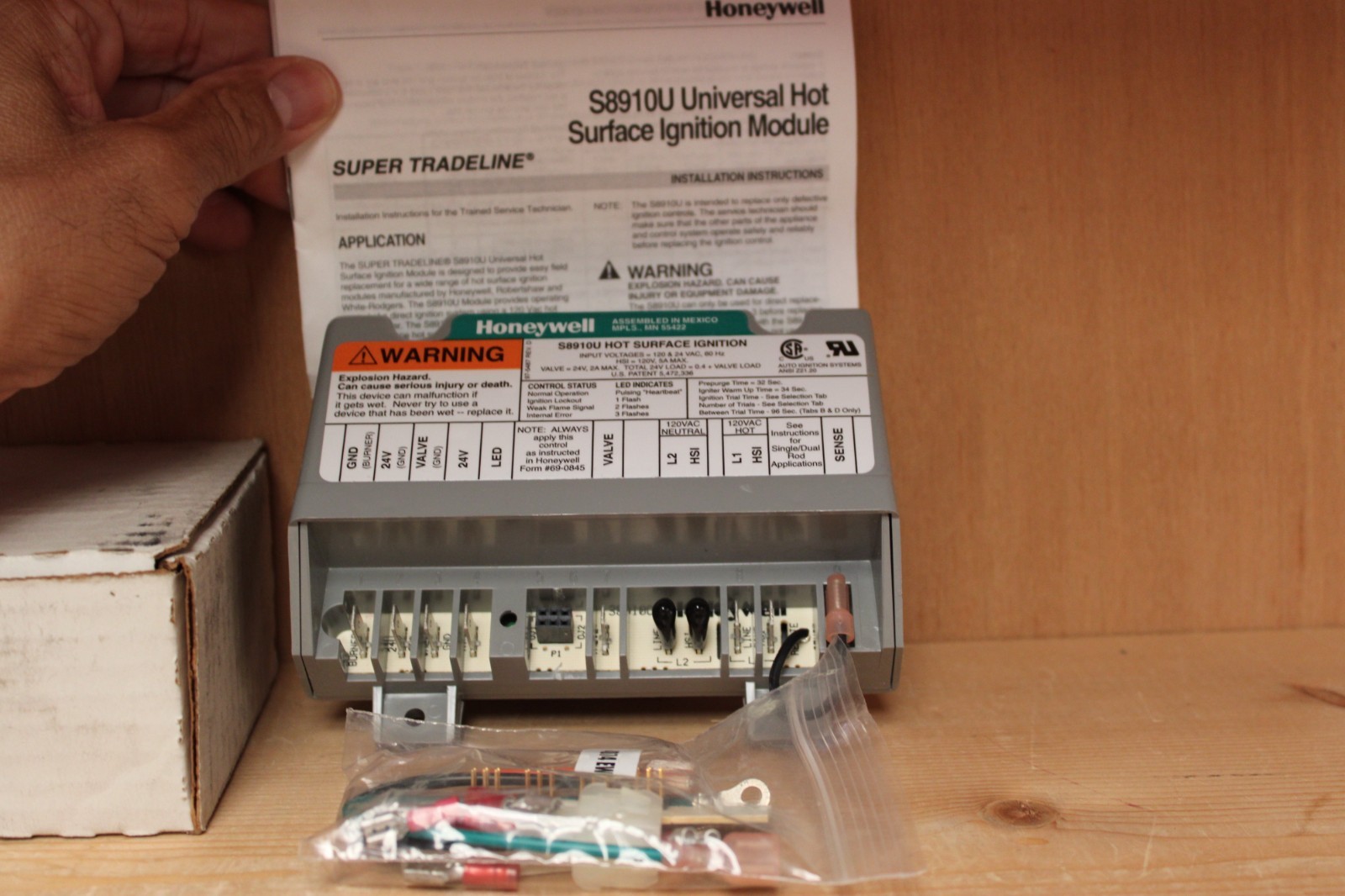 NOS Honeywell S8910U 1000 Universal Hot Surface Ignition Module S8910U1000