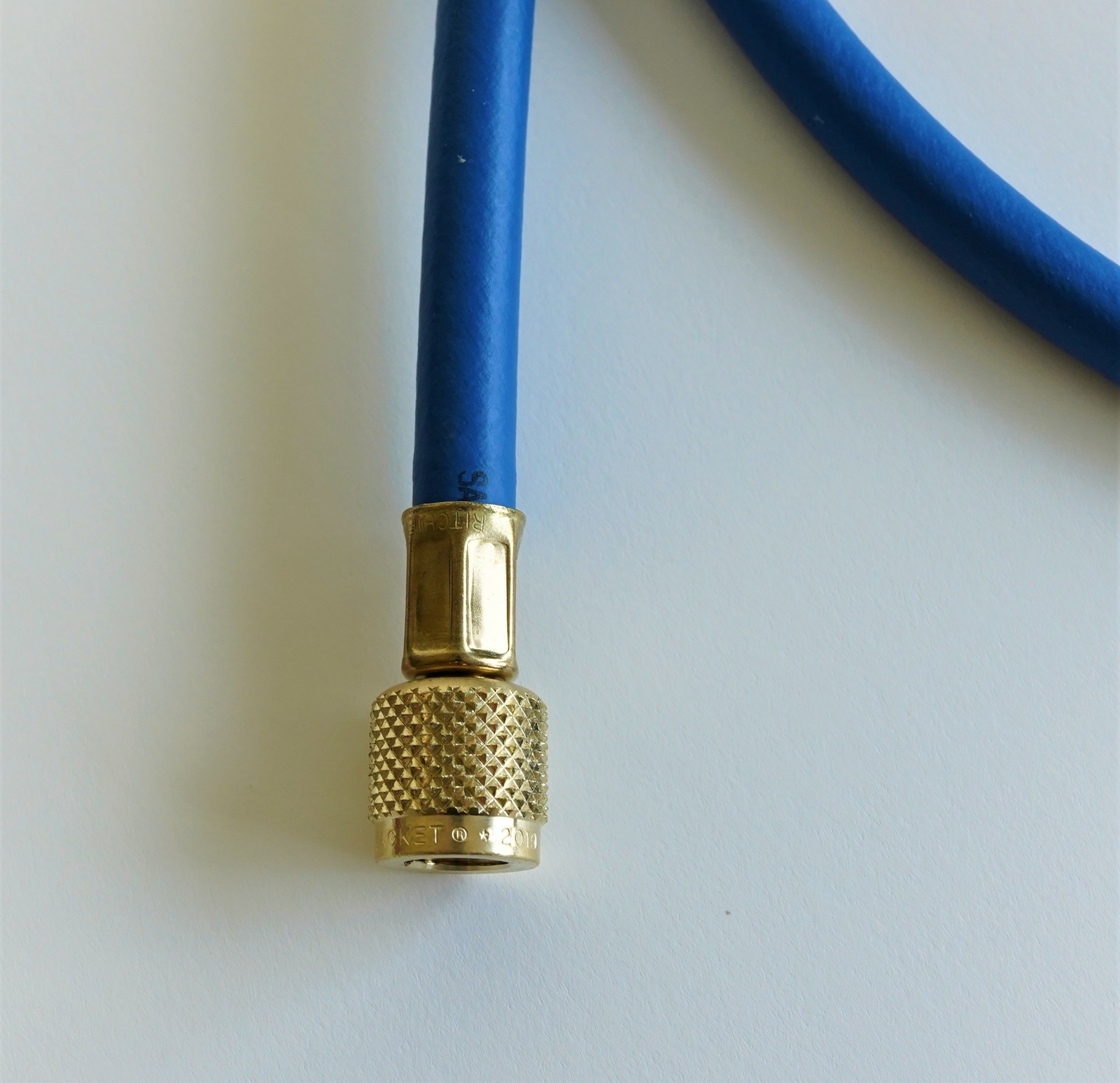 Yellow Jacket 29425 Plus II Charging Hose 60″ 1/4″ x 5/16″ Ball Valve Blue