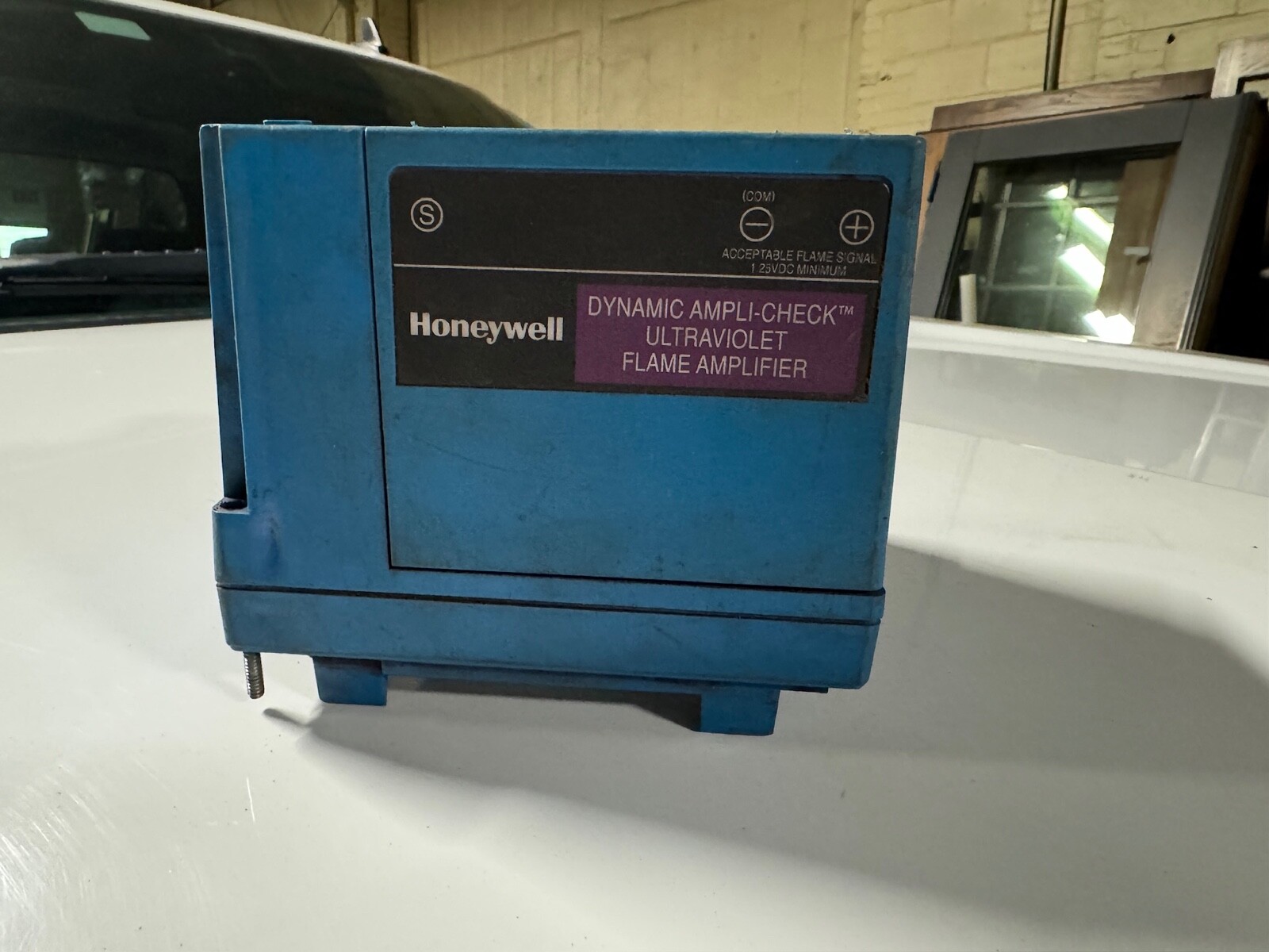 Honeywell RM7890 A 1015 W/ R7849B1021 Dynamic Ampli-Check Ultraviolet flame