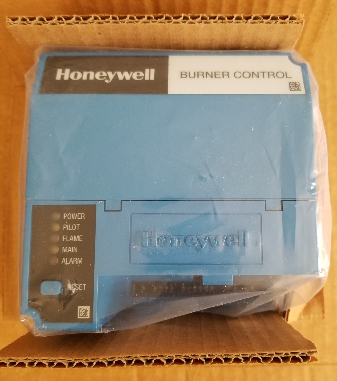 Surplus Honeywell RM7895A1014/ RM7895 A 1014 BURNER CONTROL With Dust Cover *NEW