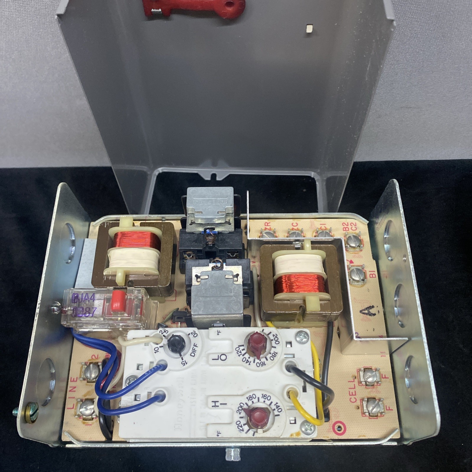 Honeywell R8182D 1111 Aquastat Protector/Relay Controller 120V.2A New Open Box