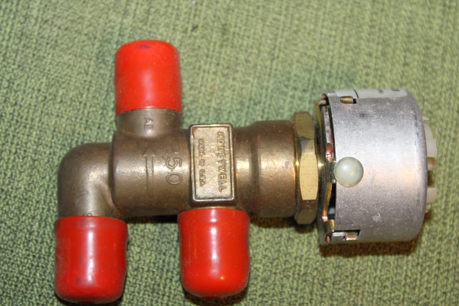 NEW HONEYWELL VP526A1035 Pneumatic 3 Way Unitary Mixing Valve 1/2″ 2.5Cv
