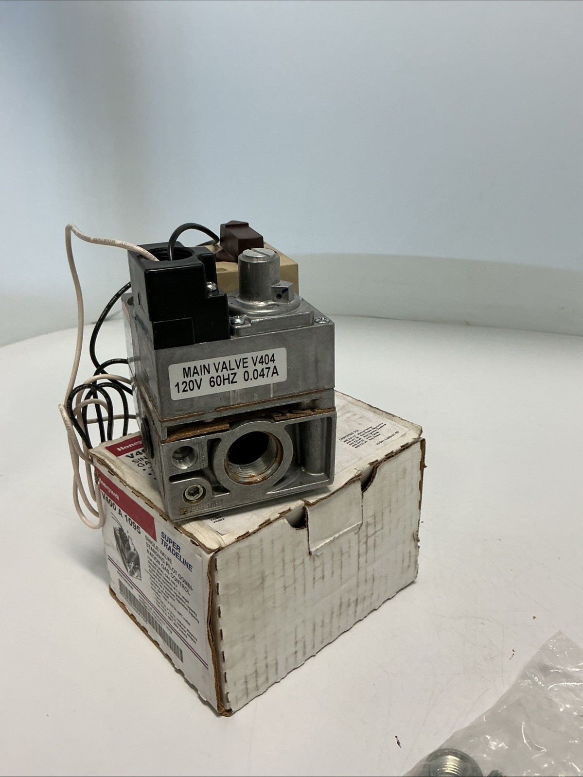 NEW, HONEYWELL, V400A1095, COMBINATION GAS VALVE, 120V. (13K-3)