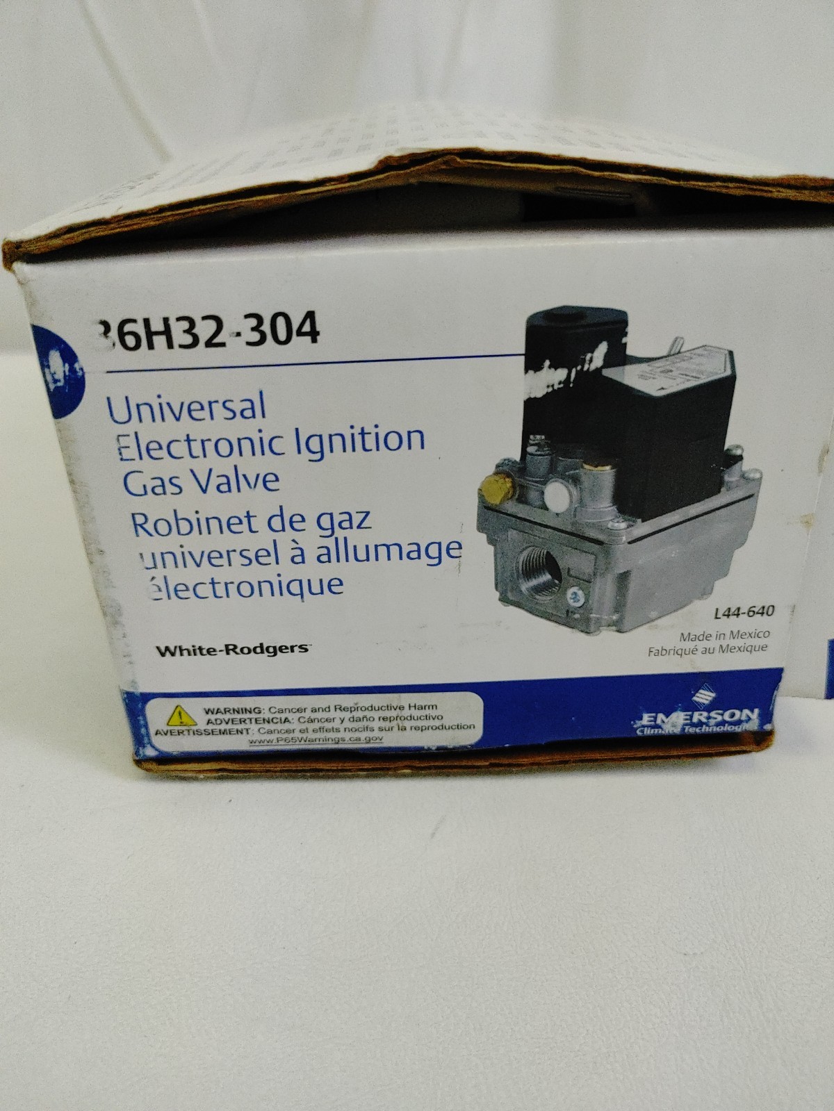 White-Rodgers Model 36H32-304 GAS VALVE UNUSED IN A WORN BOX