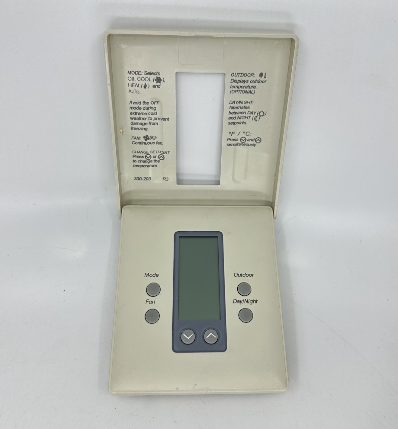 Robertshaw 300-203 Digital Thermostat 24Vac Auto Changeover