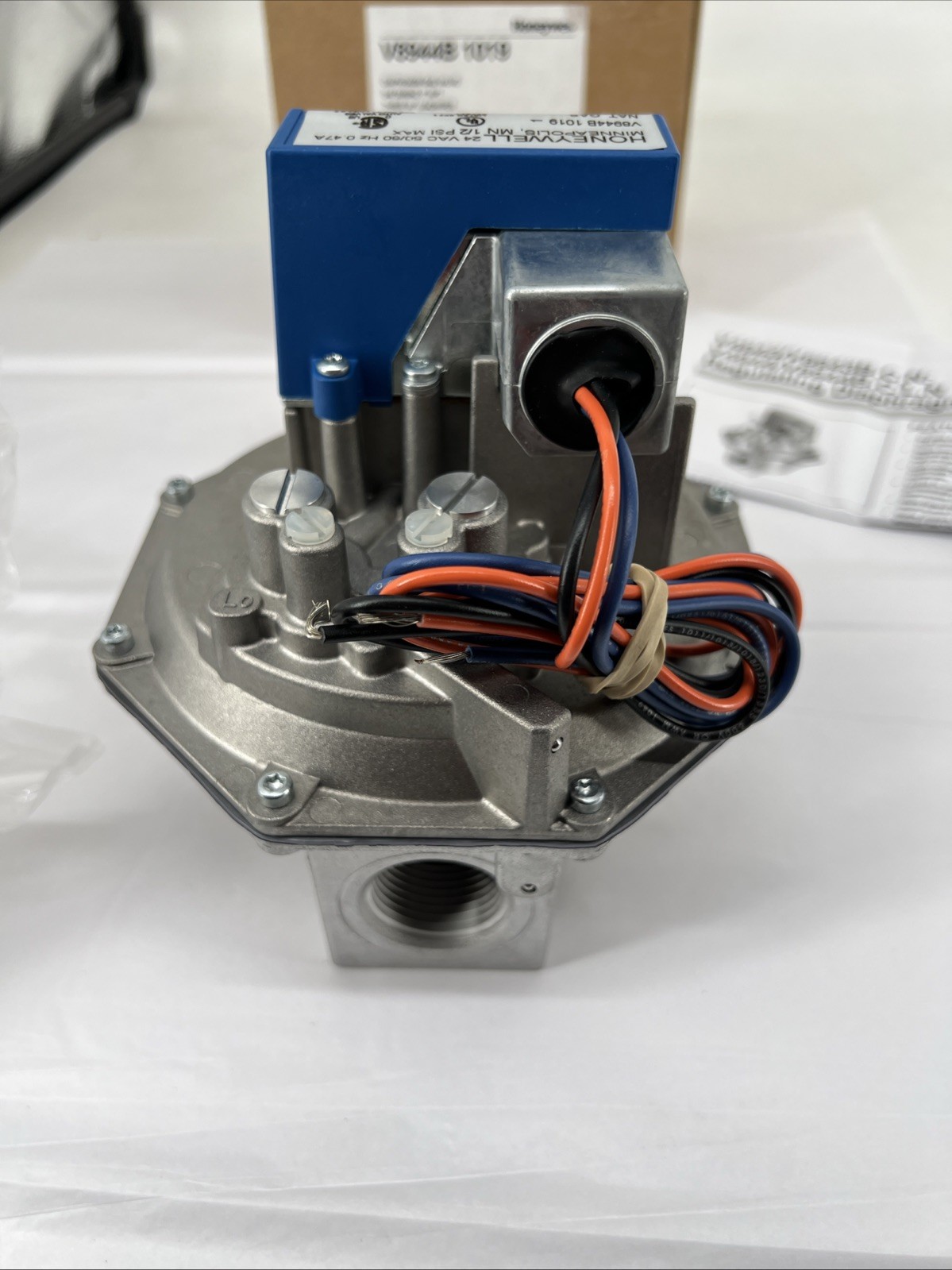 Honeywell V8944B 1019 Diaphragm Gas Valve, 24V, 50/60 Hz, 1” NPT, 1/2 PSI, NG