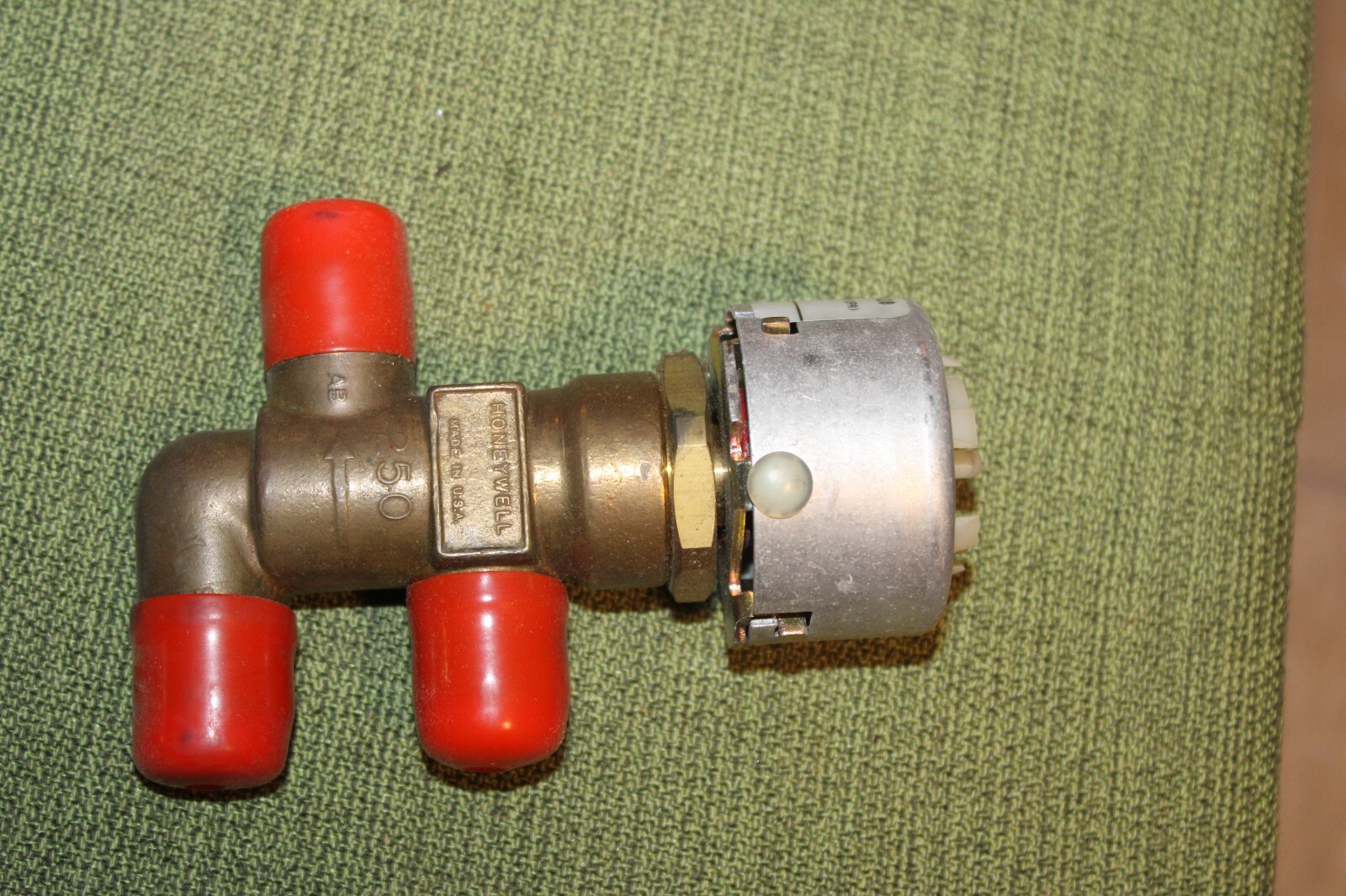 NEW HONEYWELL VP526A1035 Pneumatic 3 Way Unitary Mixing Valve 1/2″ 2.5Cv
