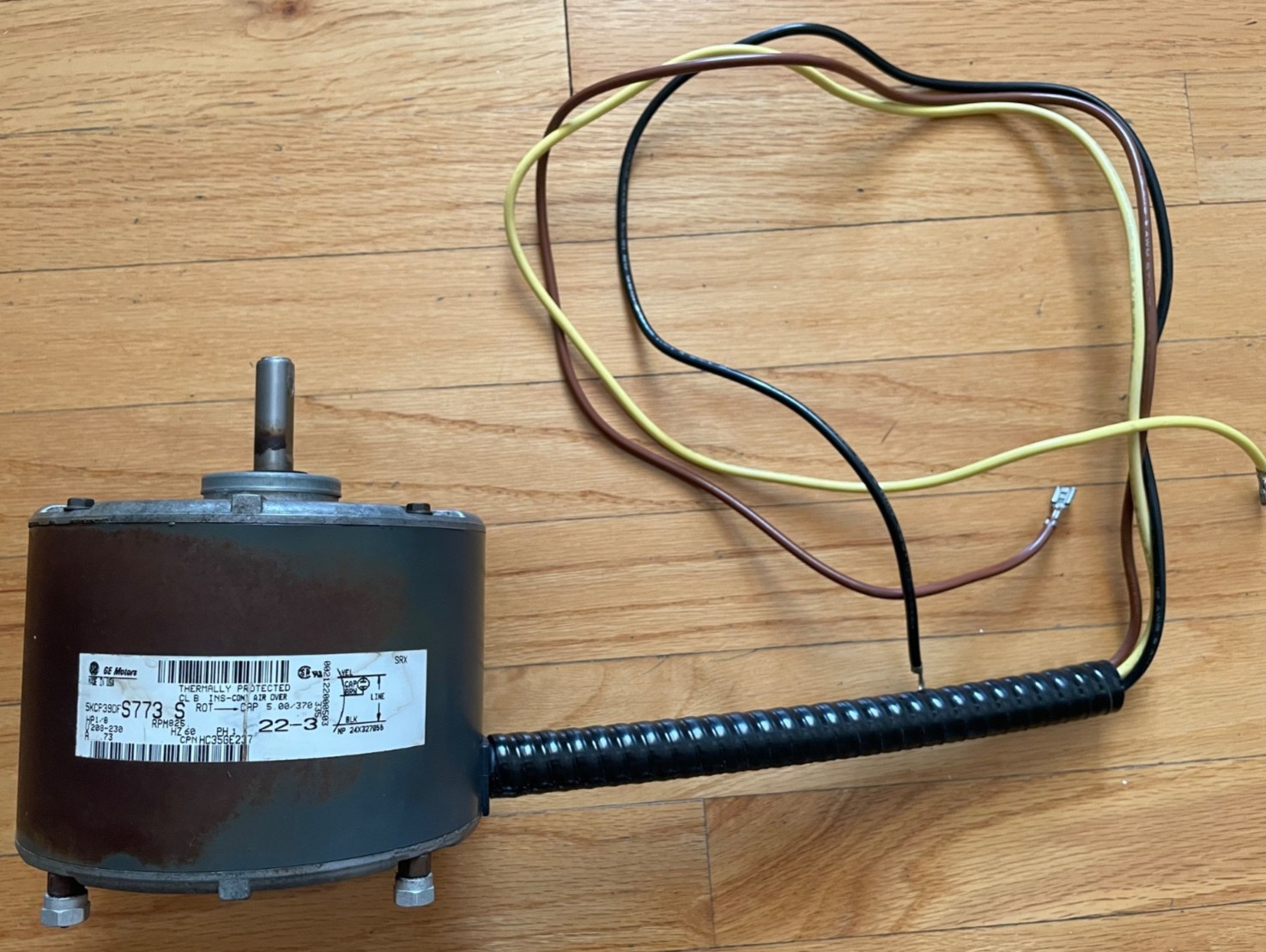GE Condenser Fan Motor HC35GE237; 5KCP39DFS773S from a Carrier 38TZA030320; USED