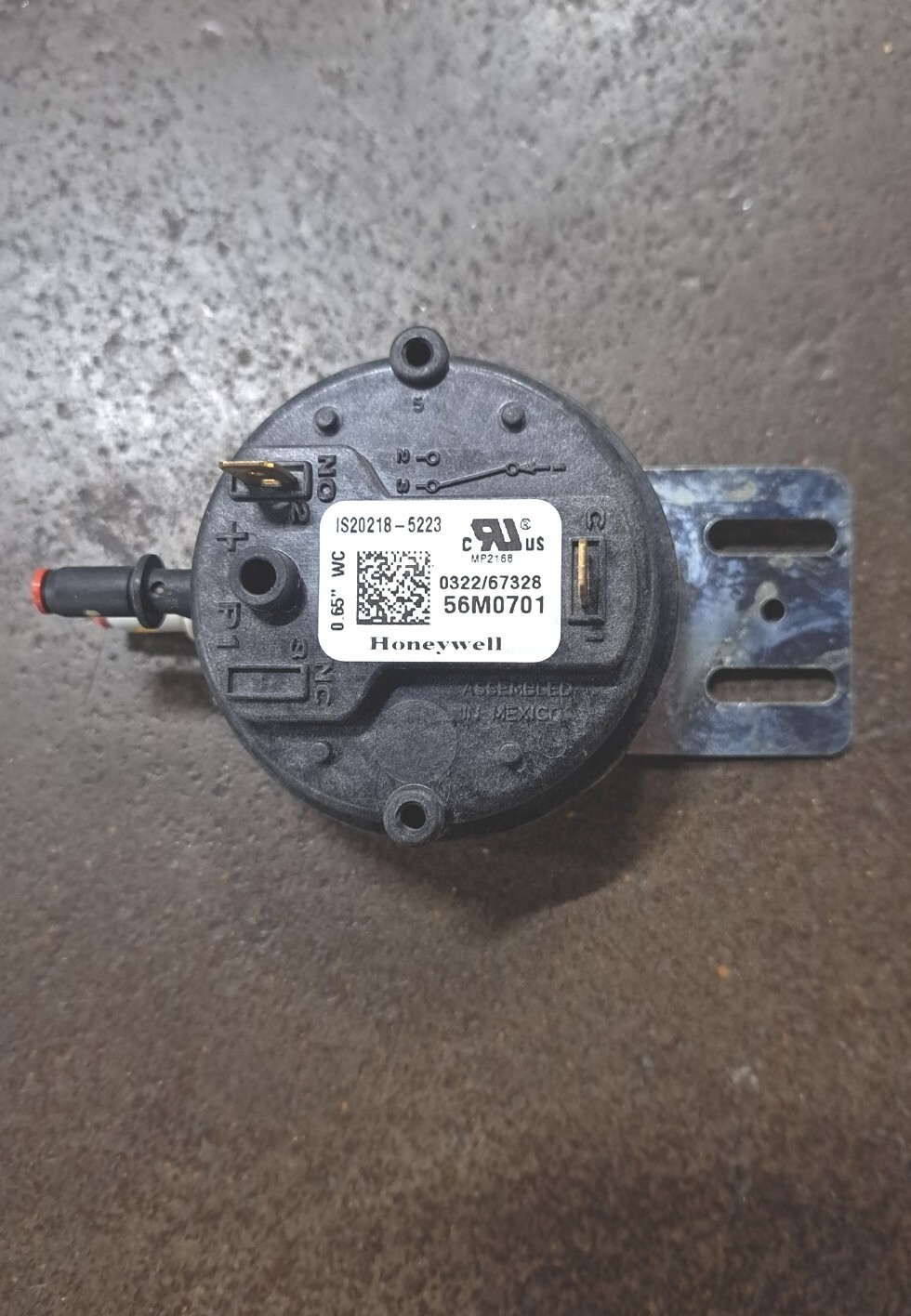 56M0701 / IS2018-5223 HONEYWELL FURNACE PRESSURE SWITCH USED .65″ W.C.