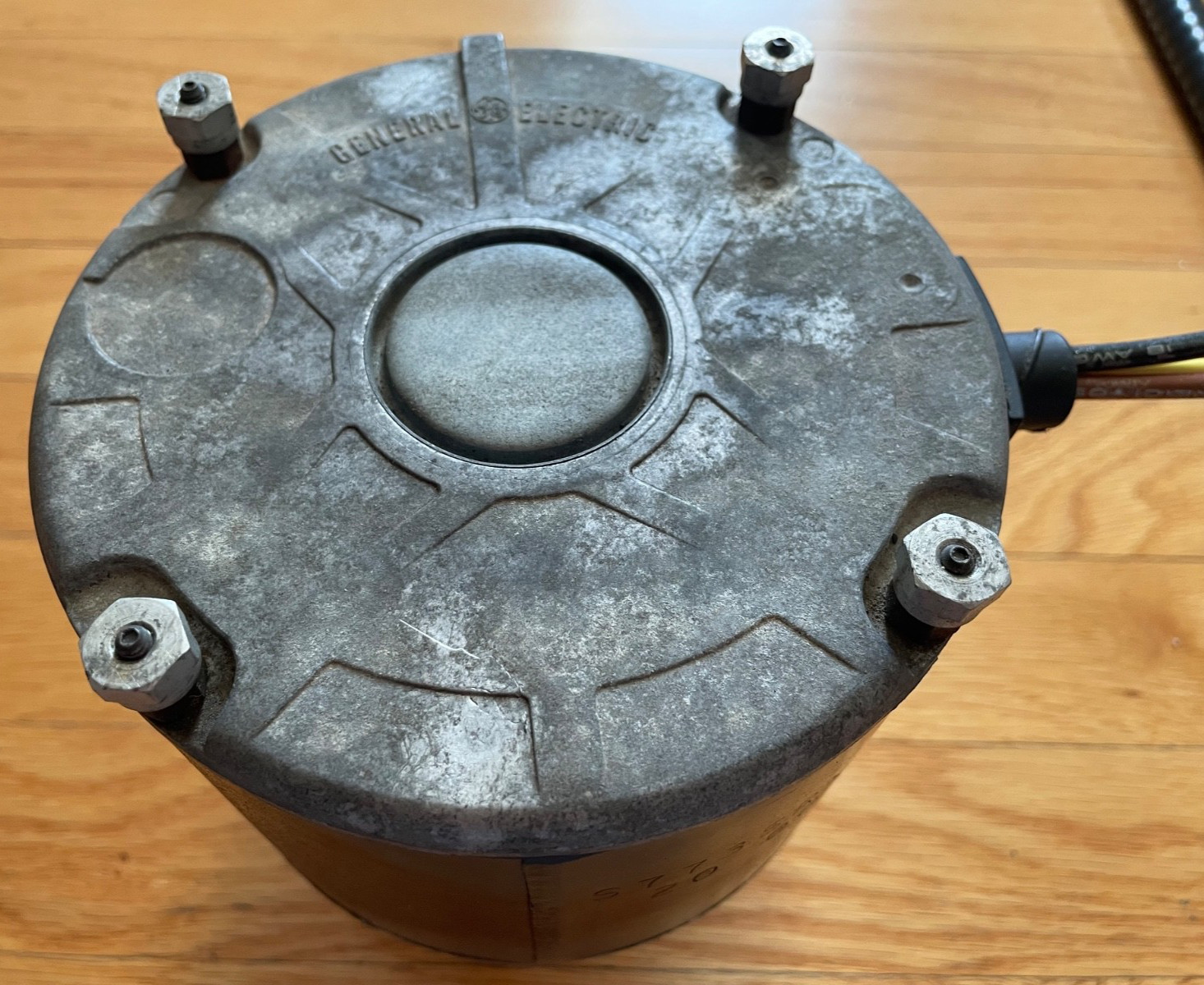 GE Condenser Fan Motor HC35GE237; 5KCP39DFS773S from a Carrier 38TZA030320; USED