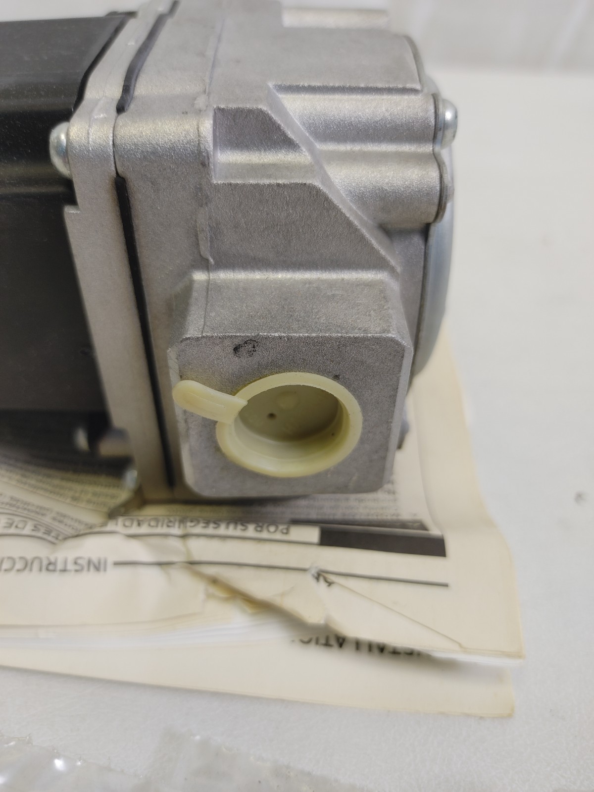 White-Rodgers Model 36H32-304 GAS VALVE UNUSED IN A WORN BOX