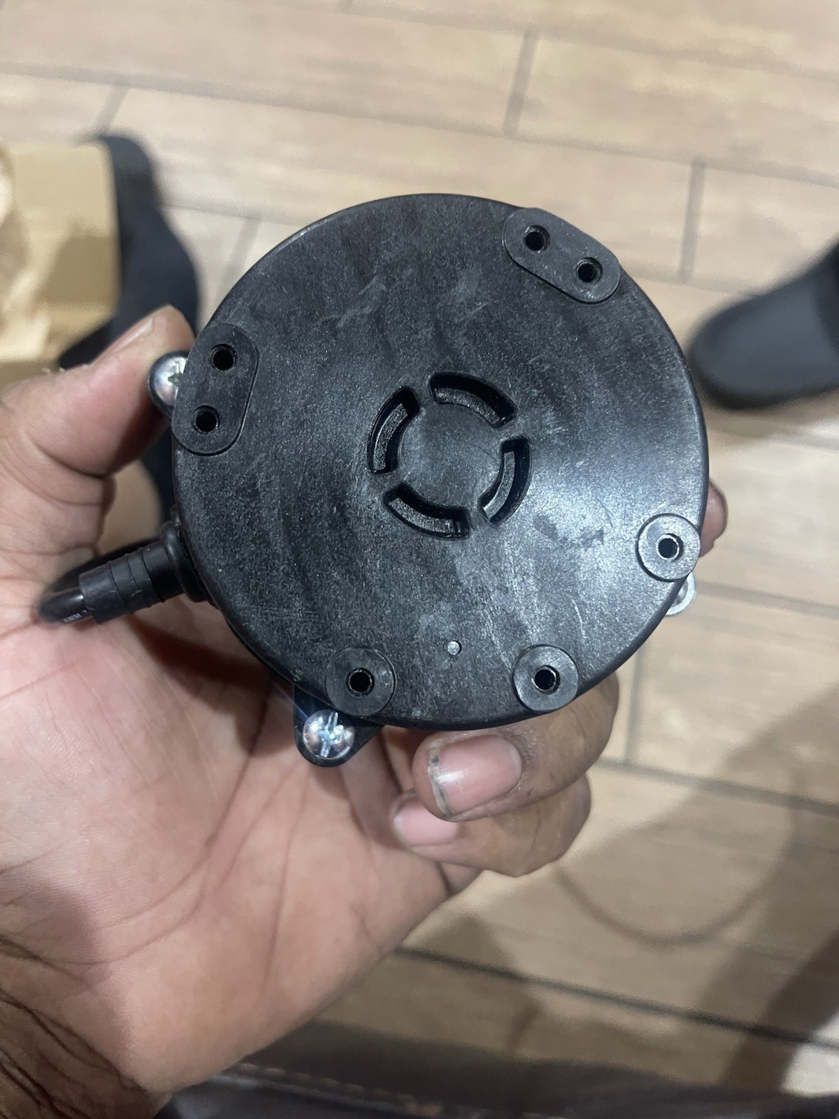 UNADA MF230P MB228071 Fan Motor 110-240V 0.7-0.4A IP65 1 Phase Corded Electric