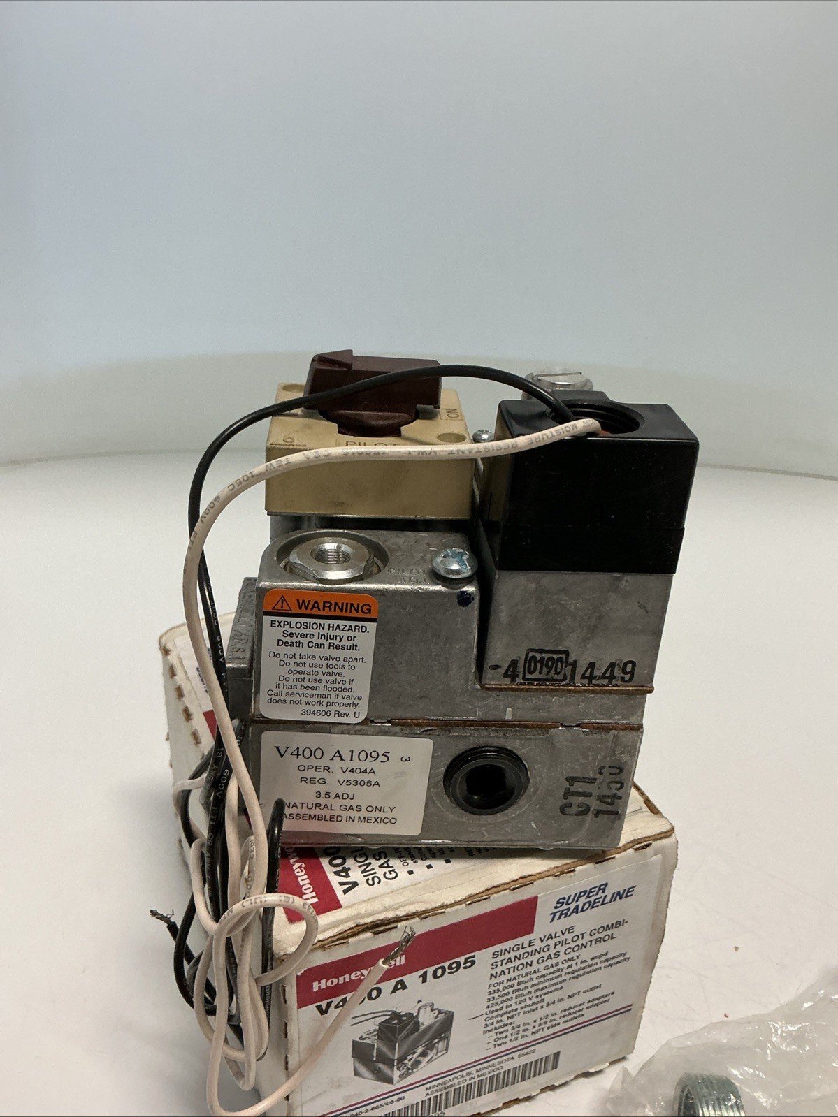 NEW, HONEYWELL, V400A1095, COMBINATION GAS VALVE, 120V. (13K-3)