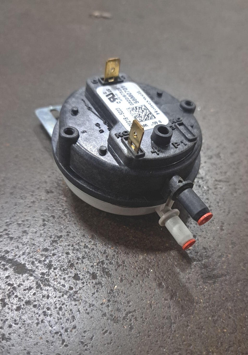 56M0701 / IS2018-5223 HONEYWELL FURNACE PRESSURE SWITCH USED .65″ W.C.
