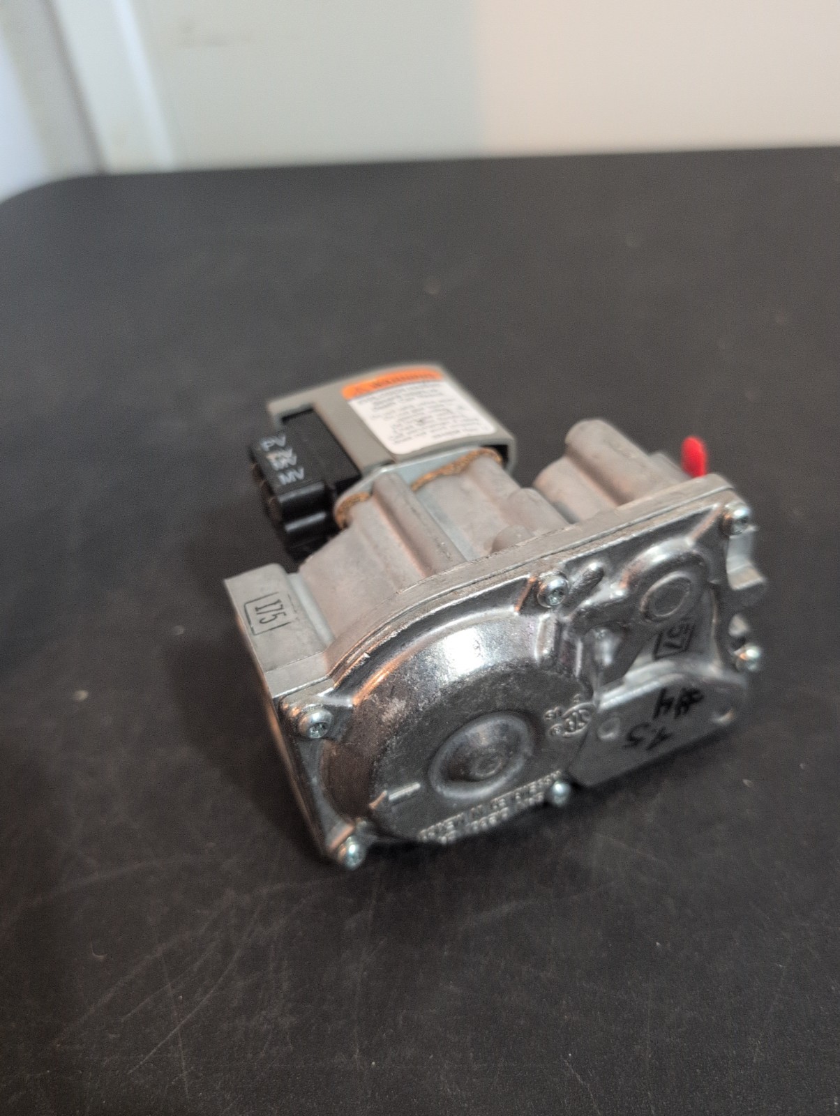 New Honeywell VR8304K4814 Gas Valve Open Box