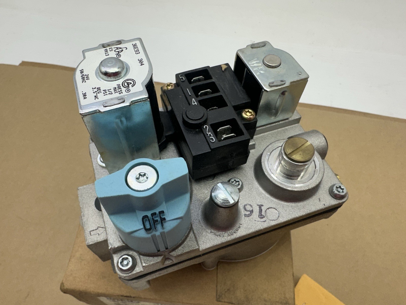 White Rodgers 36E93 304 Manifold Gas Valve New Old Stock In Box