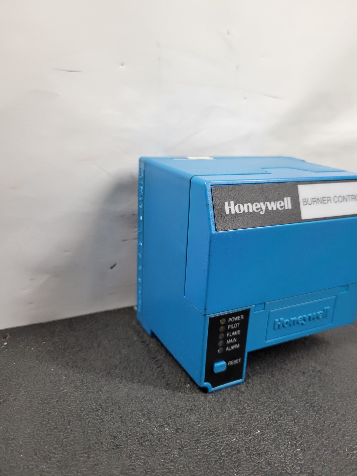 Honeywell RM7890 A 1056 Burner Control Unit RM7890A1015