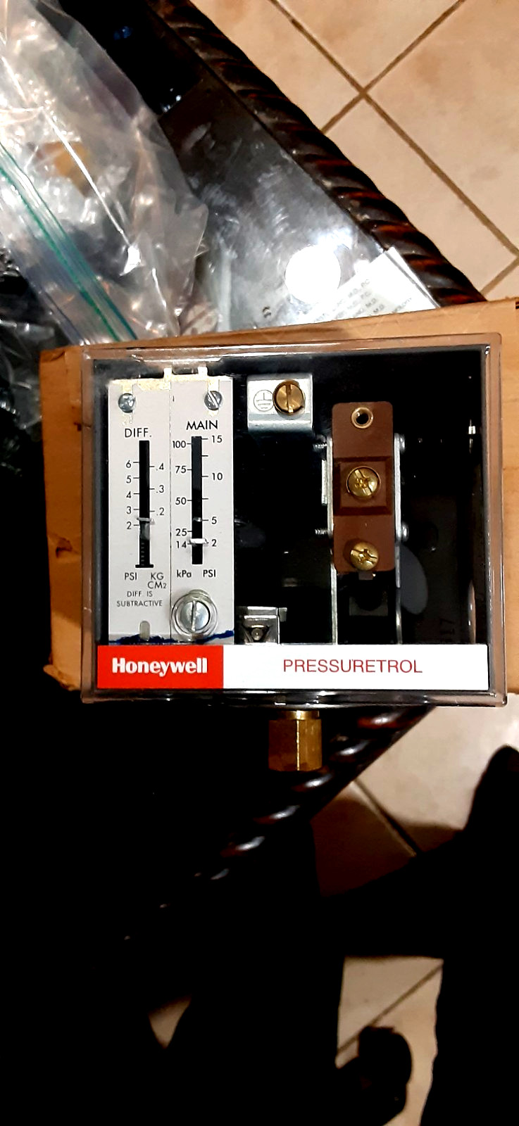 Honeywell L404F1060 Pressuretrol Controller w/Auto Recycle 2-PSI to 15-PSI NEW