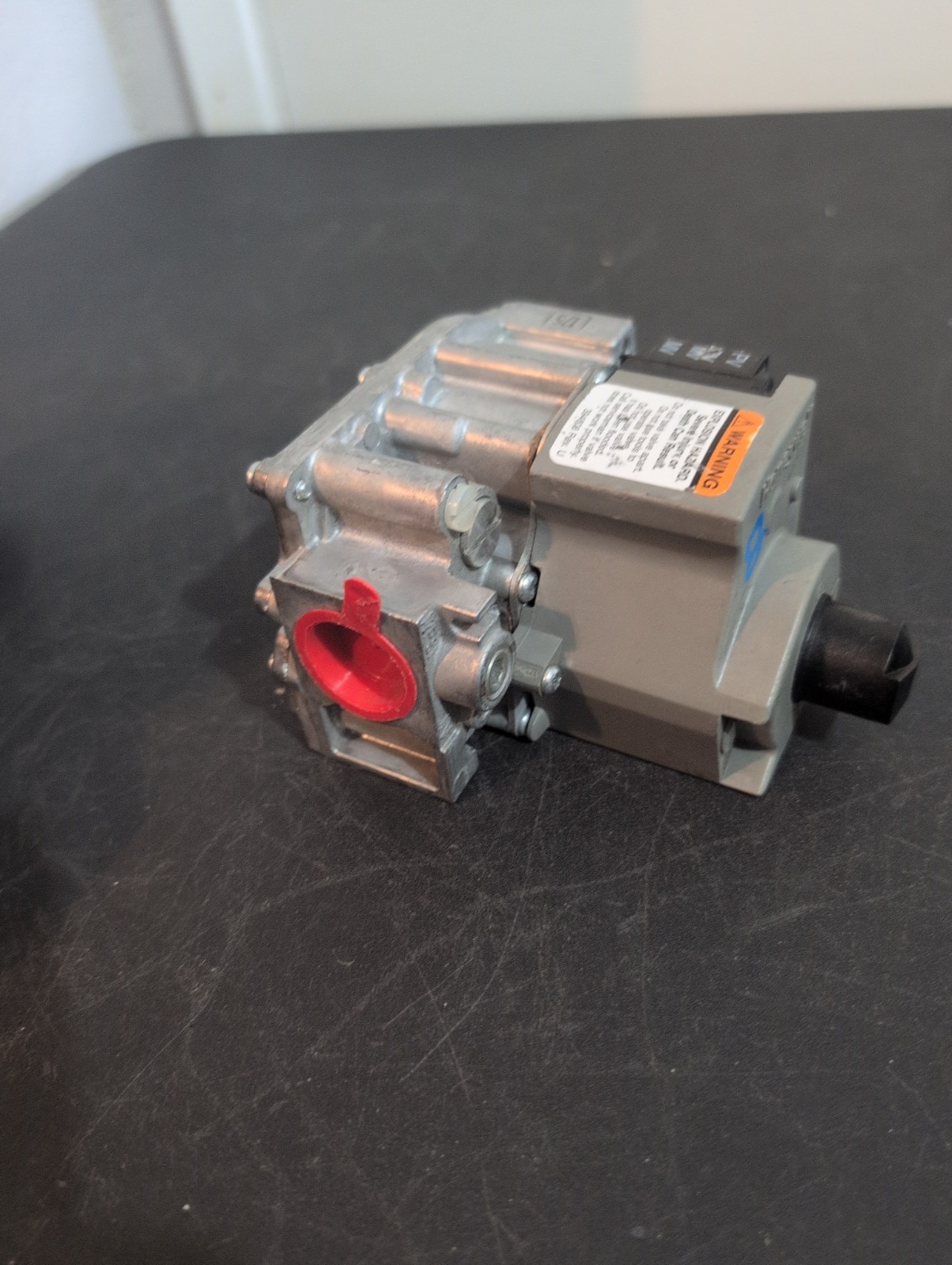 New Honeywell VR8304K4814 Gas Valve Open Box