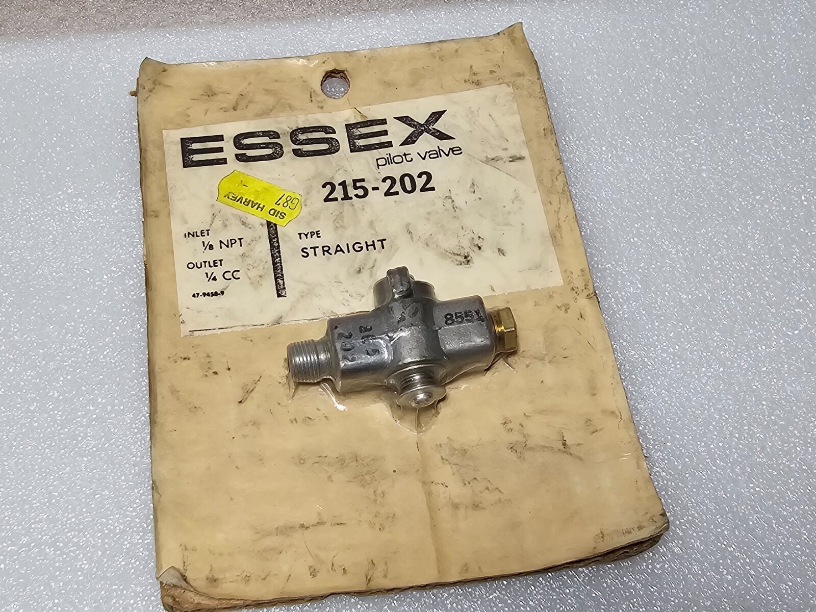 Sid Harvey Straight Pilot Valve D-215 (215-202), 1/8″ NPT x 1/4″ Compression