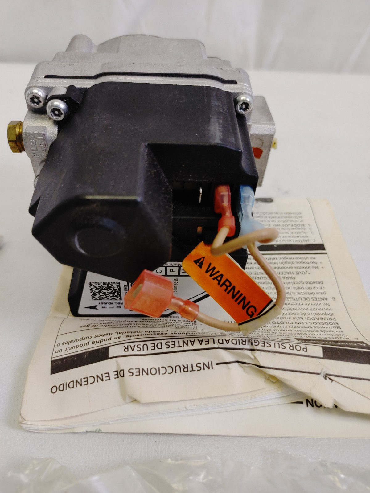 White-Rodgers Model 36H32-304 GAS VALVE UNUSED IN A WORN BOX
