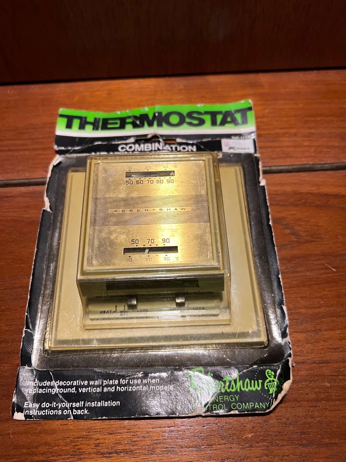 Robertshaw T40-1443 Non-Programable Thermostat 6-30V 1 Heat/1 Cool