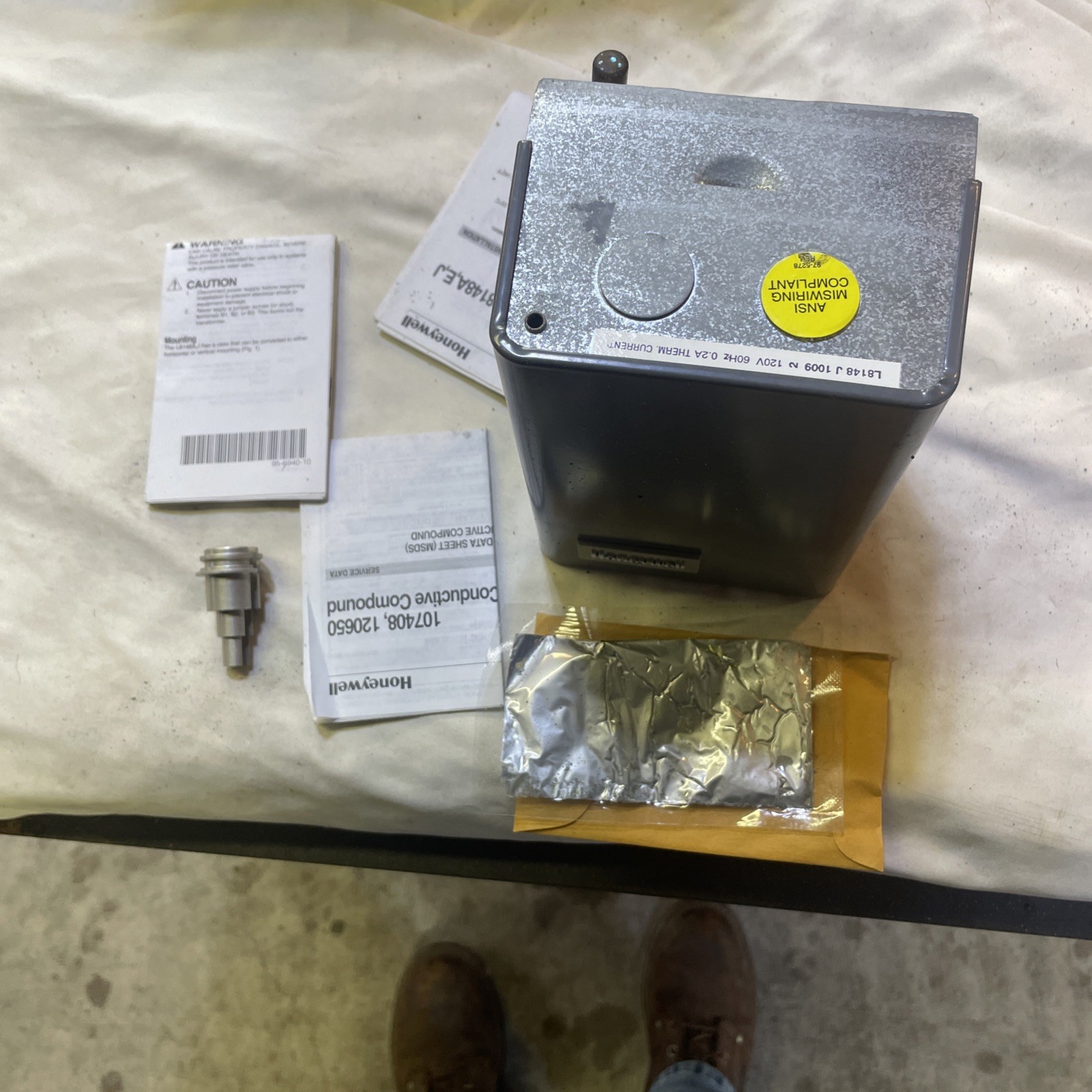 NIOB Honeywell / Resideo L8148J1009 Aquastat Relay New open box