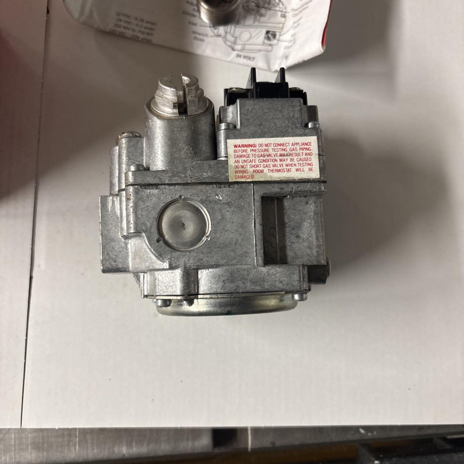 Robertshaw 700-400 1/2in x 3/4in Combination Gas Valve, 24 Volt