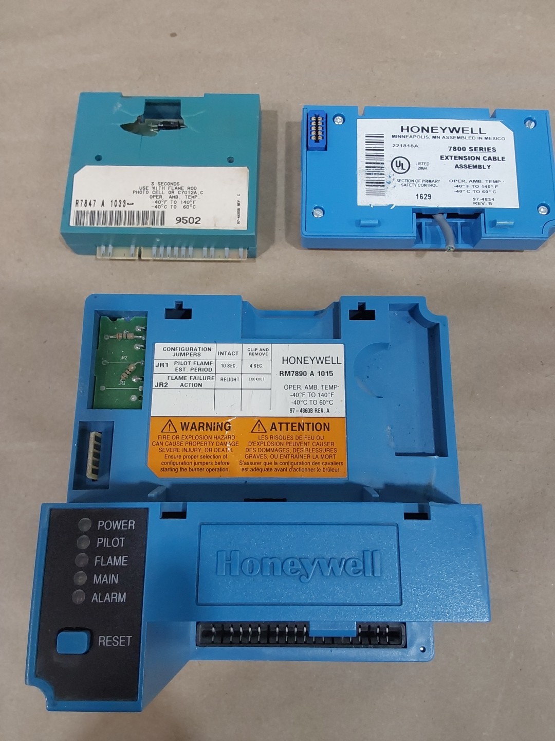 HONEYWELL BURNER CONTROL RM7890 A 1015 W/ KEYBOARD DISPLAY & FLAME AMPLIFIER